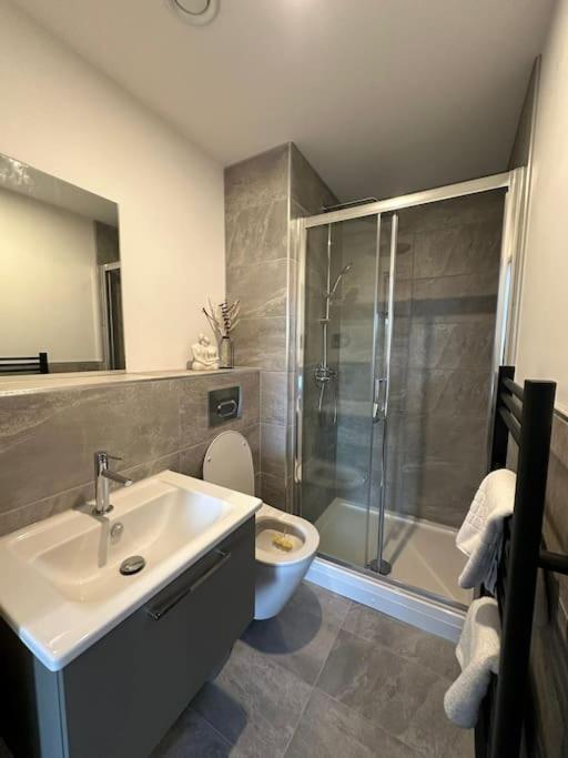 Stylish Central York Apartment Free Parking & Gym エクステリア 写真